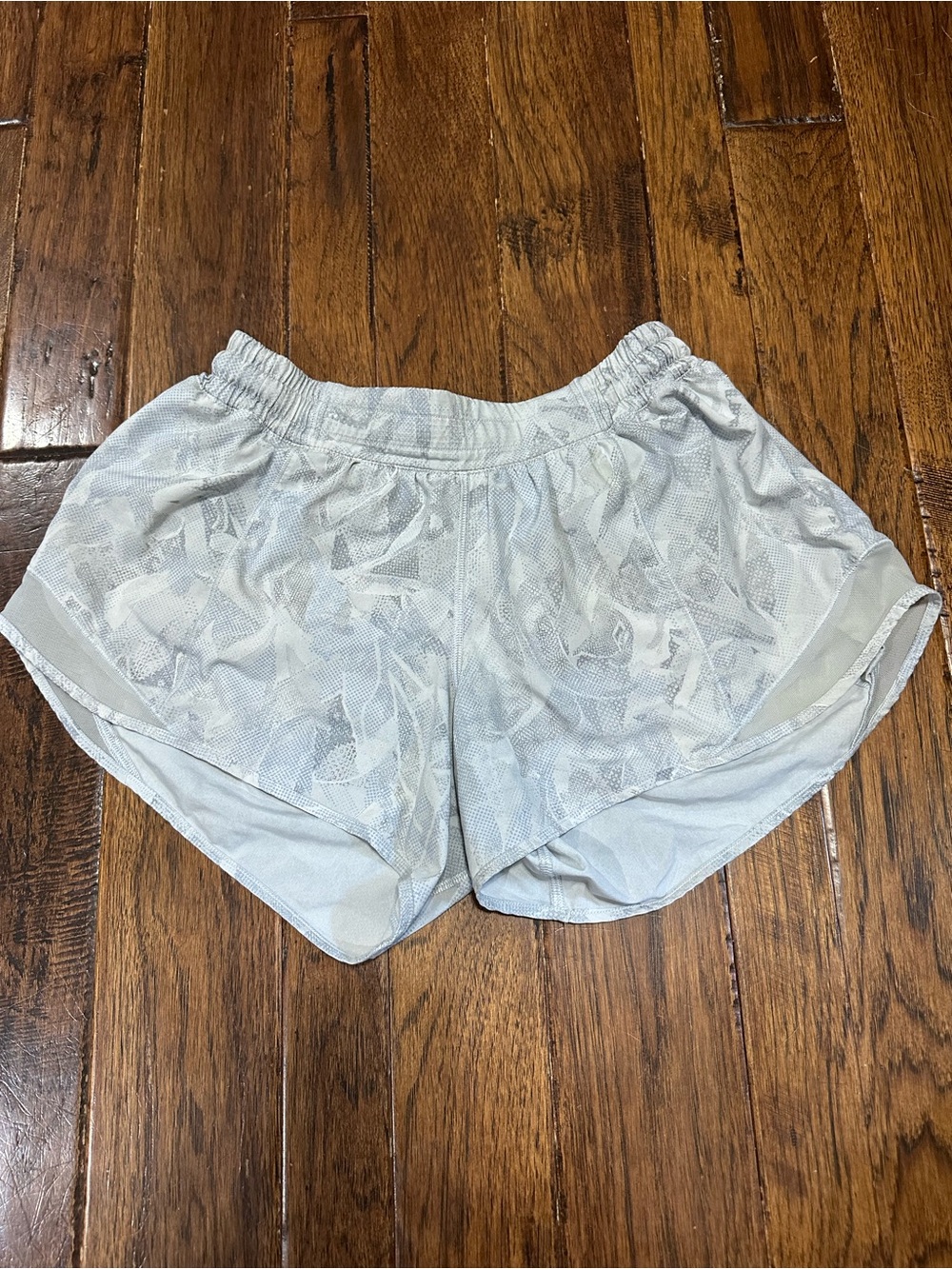 Lululemon Hotty Hot Shorts in a white and grey patterned print size 8